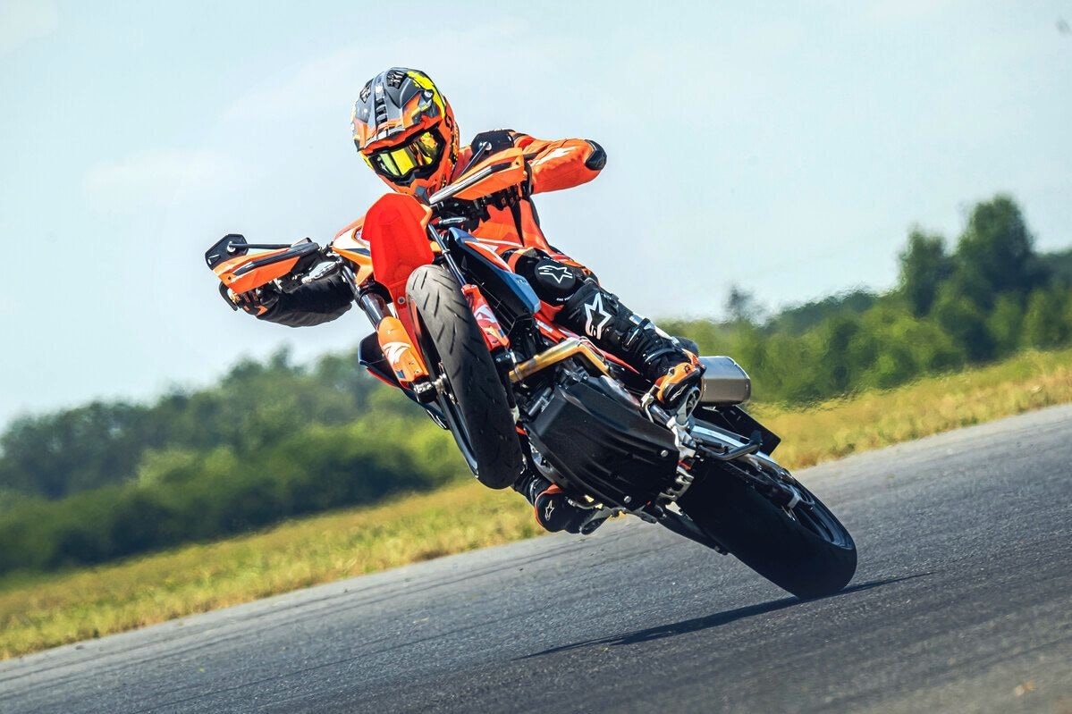 Test a Testa #14 - Ducati Hypermotard 698 RVE VS KTM 690 SMC R